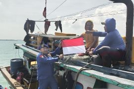 Satpolairud Bangka Selatan bagikan Bendera Merah Putih ke Nelayan Sadai jelang HUT Ke-81 RI