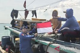 Satpolairud Bangka Selatan tanamkan nasionalisme kepada nelayan