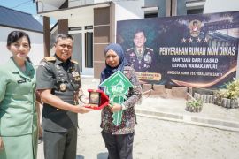 Pangdam Cenderawasih serahkan bantuan rumah dari KSAD ke ahli waris dua prajurit