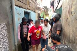 Polrestabes Medan gerebek rumah di bantaran sungai, seorang IRT diamankan