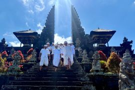 Pemprov Bali gelar persembahyangan di Besakih sambut HUT