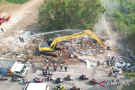 Pemkab Bekasi tertibkan bangunan liar di sepanjang Kali CBL kembalikan fungsi sungai