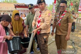 Kwarcab Pramuka Bekasi salurkan air bersih untuk warga terdampak kemarau