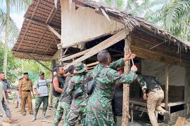 TNI bangun rumah layak huni untuk guru mengaji di pedalaman Aceh