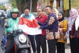 Pemkab Banjar bagikan 100 Bendera Merah Putih ke pengguna jalan