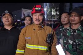 Disdamkar Garut memastikan kebakaran lahan tidak ganggu aktivitas pabrik