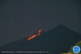Luncuran lava Gunung Karangetang di Sitaro mengarah ke Kali Sumpihi