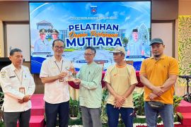 Disprinkop UKM Kota Mataram menggelar pelatihan desain perhiasan mutiara
