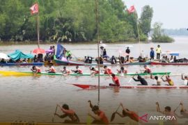 Lomba sampan bidar ramaikan perayaan Robo-robo Kubu Raya