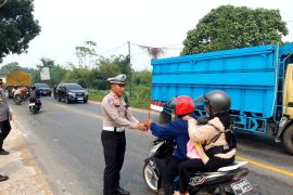 Polres Kubu Raya bagikan 500 bendera Merah Putih