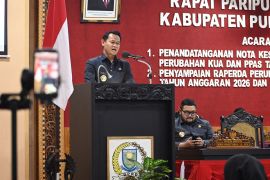 Pemkab Purbalingga menyerahkan dua raperda kepada DPRD