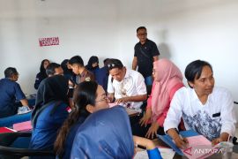 Kejari Mataram memasang gelang detektor pada enam tersangka COVID-19