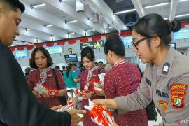 Polresta Soetta bagikan 500 bendera Merah Putih semarak kemerdekaan