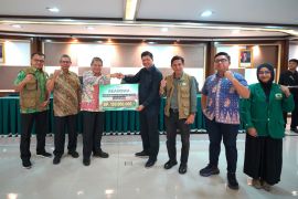 Andalas Golf Club Salurkan Beasiswa Rp150 Juta untuk 75 Mahasiswa UNAND