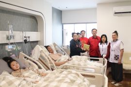 Usai galang dana bersama GDC, Hasyim SE serahkan bantuan kepada dua remaja korban luka bakar