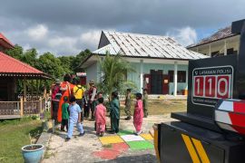 Polres Natuna salurkan air bersih ke sekolah yang terdampak kekeringan
