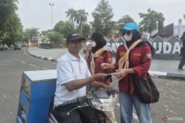 Aktivis lingkungan di Jambi bagikan masker ke pengemudi kendaraan