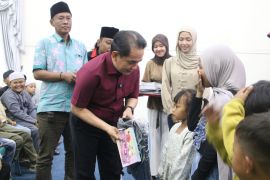 Sebanyak 150 siswa di Pontianak terima bantuan tas dan alat tulis