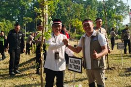 Pemkot-Polresta Mataram menanam pohon serentak dukung Indonesia Asri