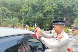Satuan Binmas Polres Bangka bagikan ratusan bendera merah putih
