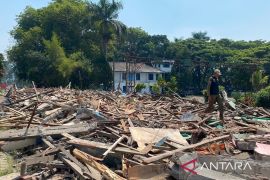 Pemkab Cianjur meratakan puluhan kios di bekas Terminal Rawabango