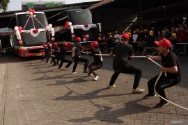 Lomba tarik bus AKAP di Tulungagung