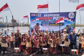 Ekspedisi Merah Putih Presisi di Pambang Pesisir, Polres Bengkalis salurkan bansos dan tanam 600 Mangrove