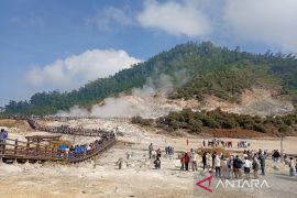 Wisatawan padati Kawah Sikidang Dieng