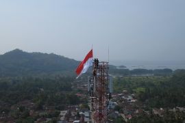 Marinir Lampung kibarkan Merah Putih di puncak menara Telkomsel  setinggi 74 meter