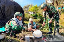 Prajurit Yonif 136/TS kunjungi warga Nume pererat silaturahmi