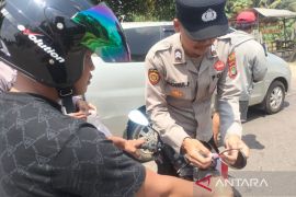 Polres Bangka Barat bagikan ratusan bendera semarakkan HUT RI