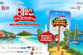 Pesona Panjat Pinang Ramaikan HUT RI, Kemenpar Ajak Masyarakat Berwisata #DiIndonesiaAja