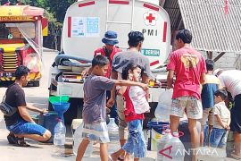 PMI Cianjur mendistribusikan air bersih untuk fasilitas kesehatan
