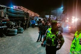 Polres Cianjur menambah rambu peringatan di titik rawan kecelakaan