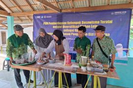 Perkuat ketahanan pangan keluarga, Tim Pengabdian UMS latih kelompok Dasawisma Teratai diversifikasi olahan lele