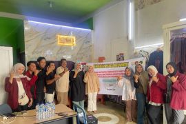 Tim PKM Undhari dampingi UMKM Perempuan Songket Silungkang kelola "Website" untuk perluas pasar