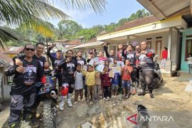 Sambut HUT RI, Komunitas Jurnalis Cross beri bantuan di Hambalang