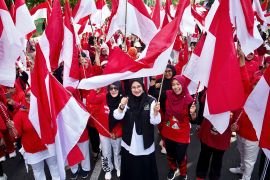 ASN Banyuwangi bagi-bagi bendera Merah Putih meriahkan HUT ke-81 RI