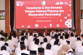 Bupati Banyuwangi bersama elemen masyarakat tasyakuran HUT ke-81 RI