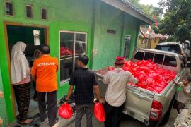 SMBR salurkan 500 paket sembako untuk warga Bandarlampung