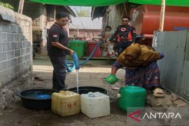Pemkab Dompu menyalurkan 200 ribu liter air bersih atasi kekeringan