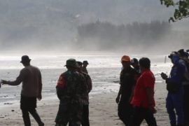 Petugas siapkan perangkap untuk buaya di pesisir Tulungagung