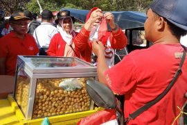 Warga Gorontalo Utara antusias sambut pembagian bendera merah putih