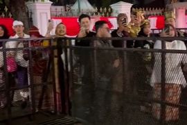 Warga antre sejak dini hari demi hadir upacara HUT ke-81 di Istana Negara