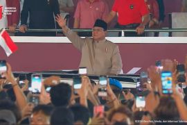 Presiden Prabowo sapa warga usai saksikan karnaval kemerdekaan di Monas