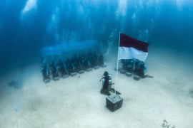 PTK kibarkan Merah Putih di bawah laut, tanam terumbu karang di Sulut