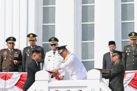 Catat sejarah, Wako Bukittinggi serahkan Bendera Pusaka dari Jam Gadang