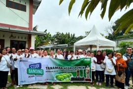 PNM Kabanjahe Ajak 12 Petani Karo Belajar Pertanian Modern di Medan