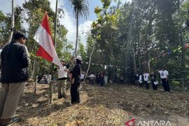 Warga ini upacara HUT ke-81 RI di hutan lindung