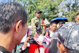Sambut HUT ke-81 RI, warga antusias ambil kaos dan makanan gratis di Monas